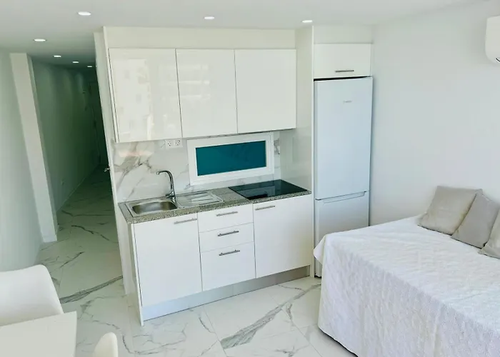 Cristianos Must-see Beachfront Apartment, Stunning Views In Tenerife Appartamento