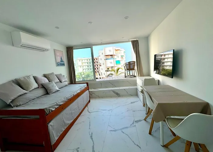 Cristianos Must-see Beachfront Apartment, Stunning Views In Tenerife アパート ロスクリスティアーノス